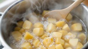 Kartoffeln im Topf kochen