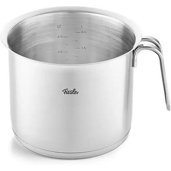 Die 15 besten Milchtöpfe, mit denen das Erhitzen von Milch mühelos und sicher gelingt 3 Fissler Original Profi Edelstahl-Milchkännchen (2,6 l)