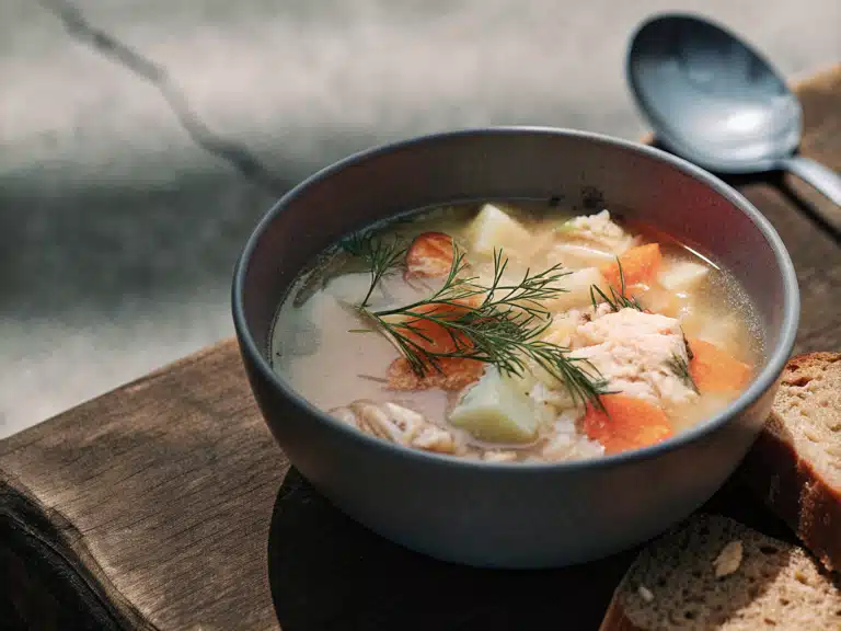Schüssel Ukha mit Kabeljau, Lachs, Kartoffeln, Möhren und frischem Dill