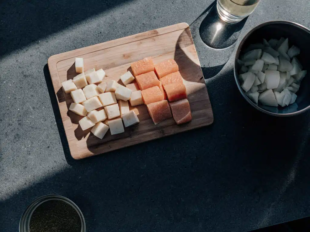 Ukha: Russische Fischsuppe mit Kabeljau und Lachs 2 Zutaten für Fischsuppe mit Kabeljau, Lachs, Kartoffeln, Möhren und Hirse