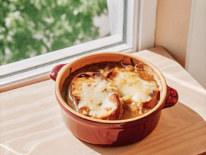 Französische Zwiebelsuppe mit überbackenem Brot und goldbraun geschmolzenem Gruyère