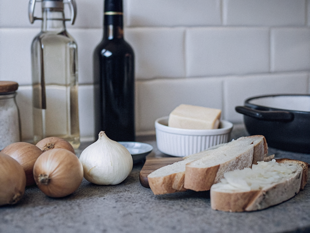 Französische Zwiebelsuppe mit Käse-Toast 2 Zutaten für Zwiebelsuppe: Zwiebeln, Knoblauch, Brühe, Brot und Gruyère