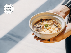 Süß-sauer-scharfe Suppe mit Tofu, Pilzen, Schweinefleisch, Eifäden und Frühlingszwiebeln