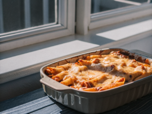 Überbackene Rigatoni mit Hackfleisch, Schinken und goldbraunem Edamer in einer Auflaufform