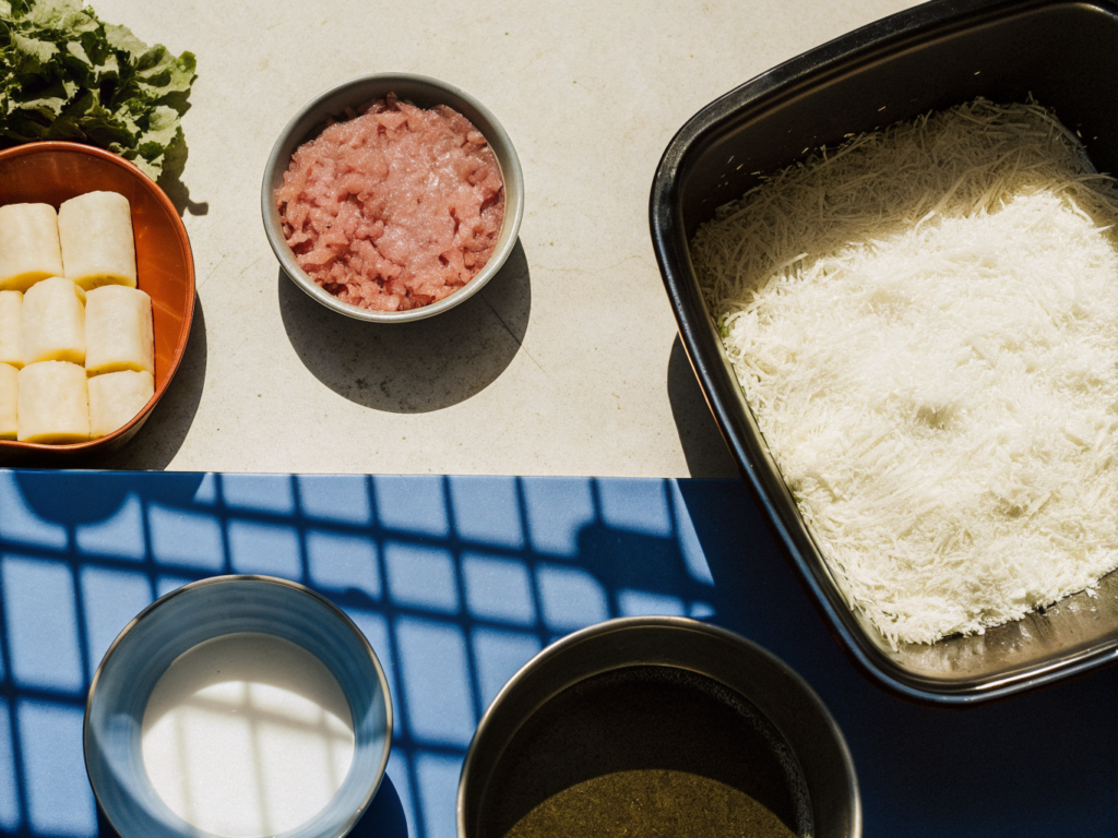 Rigatoni al forno mit Hackfleisch und Käse 2 Zutaten für Rigatoni al forno übersichtlich auf einer Küchenarbeitsfläche