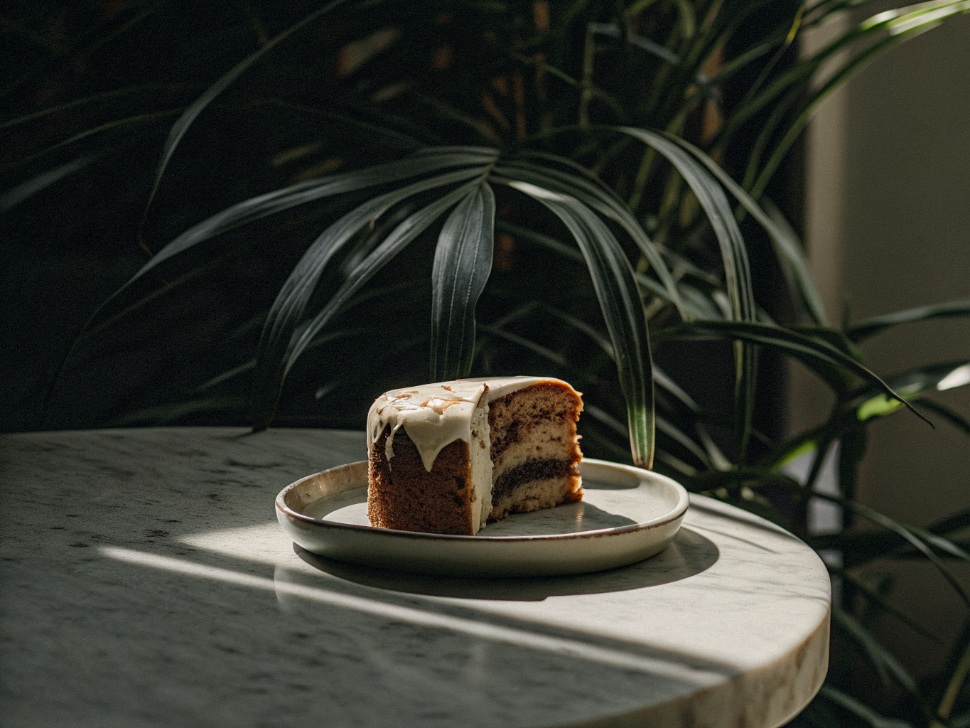 Bananenkuchen ohne zugesetzten Zucker mit Marmormuster 1 Marmorierter Bananenkuchen mit dünnem Frischkäse-Topping auf einem Keramikteller