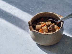 Irish Stew mit Lamm, Weizenkörnern und Wurzelgemüse in einer rustikalen Schale