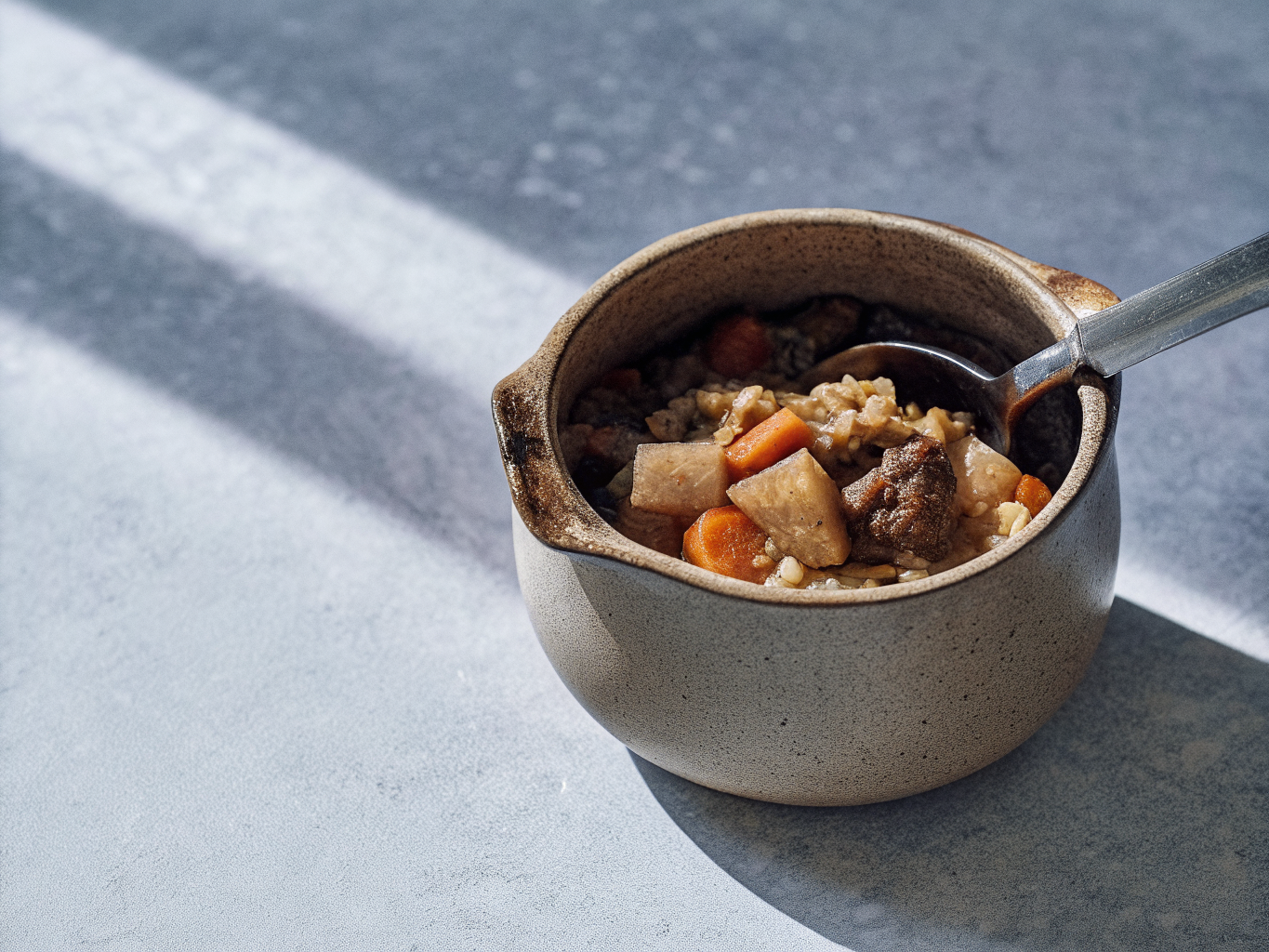 Irish Stew mit Lamm, Weizen und Wurzelgemüse 1 Irish Stew mit Lamm, Weizenkörnern und Wurzelgemüse in einer rustikalen Schale