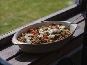 Cremige Kritharaki mit Rinderhack, Paprika und zerbröseltem Feta in einer Schale