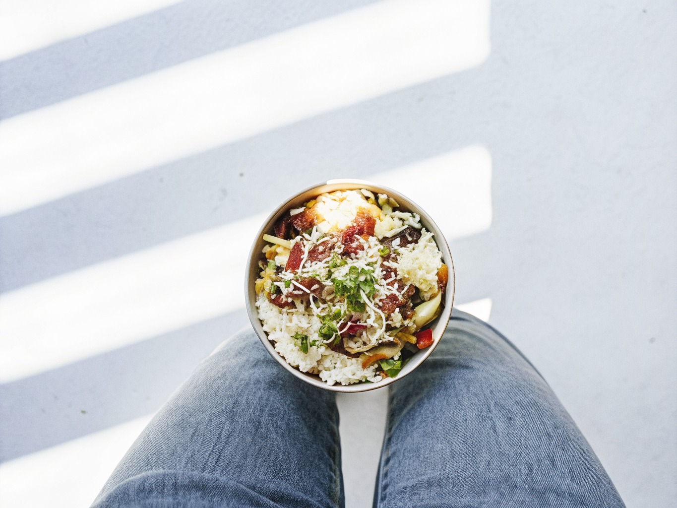 One-Pot-Burrito-Bowl mit Hähnchen und Reis 1 Burrito-Bowl mit Hähnchen, Reis, Bohnen, Mais, Käse, saurer Sahne und frischen Toppings