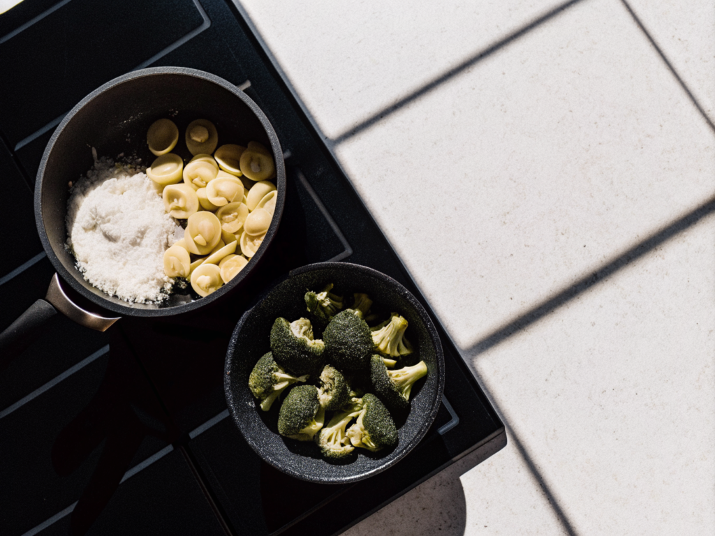 Vegetarische Tortellini-Pfanne mit Gemüse 2 Tortellini und Gemüsezutaten für eine vegetarische Pfanne auf der Arbeitsfläche