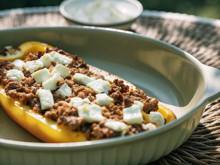 Cremige Paprika-Hack-Pfanne mit würfeligem Feta in einer Keramikschale