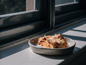 Eine Portion Chicken-Enchilada-Auflauf mit geschmolzenem, leicht gebräuntem Käse