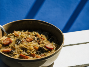 Eine Schale Bigos mit Weißkohl, Rindfleisch, Wurst und Backpflaumen