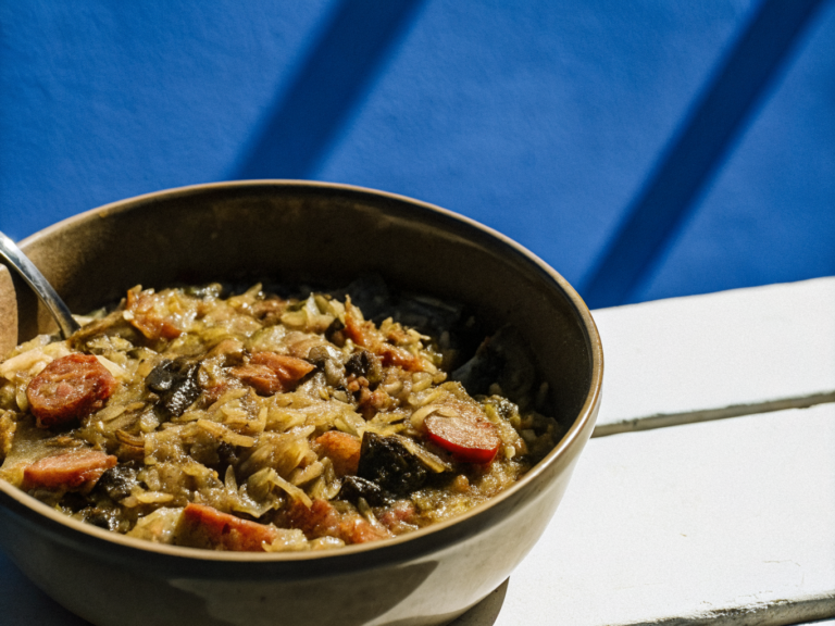 Eine Schale Bigos mit Weißkohl, Rindfleisch, Wurst und Backpflaumen