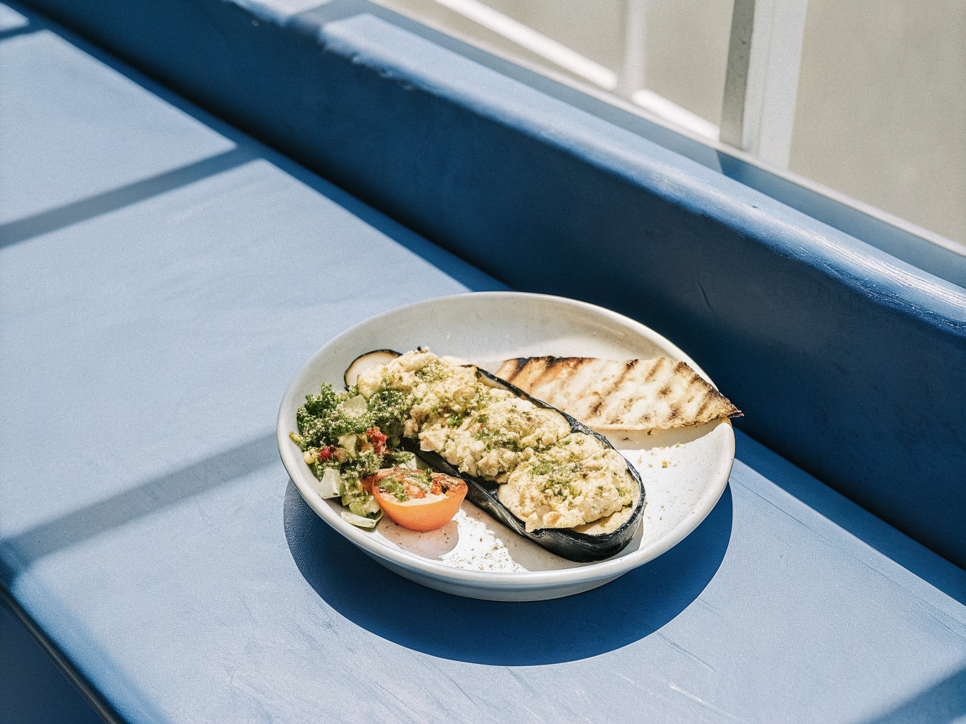 Aubergine mit Hummus-Kruste vom Grill 1 Gegrillte Auberginenscheiben mit Hummus-Kruste, Tomaten-Walnuss-Salat und Fladenbrot