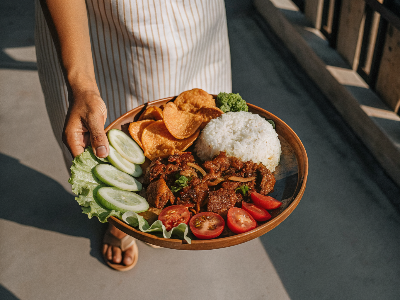 Beef Lok Lak aus dem Wok mit Pfeffer-Limetten-Sauce 1 Beef Lok Lak mit Pfeffer-Limetten-Sauce, Kartoffelchips, frischem Gemüse und Jasminreis