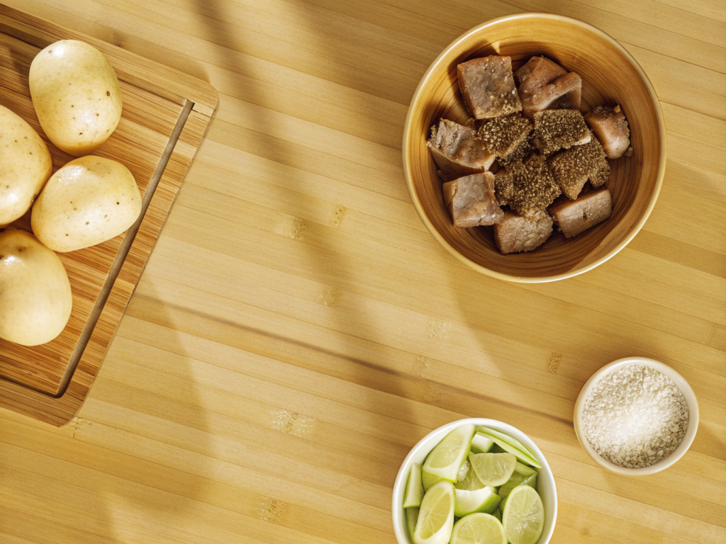 Beef Lok Lak aus dem Wok mit Pfeffer-Limetten-Sauce 2 Zutaten für Beef Lok Lak mit mariniertem Rindfleisch, Limette, Pfeffer, Kartoffeln und Gemüse