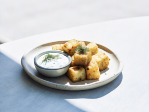 Goldbraune Kartoffelwürfel aus der Heißluftfritteuse mit Joghurt-Kapern-Dip
