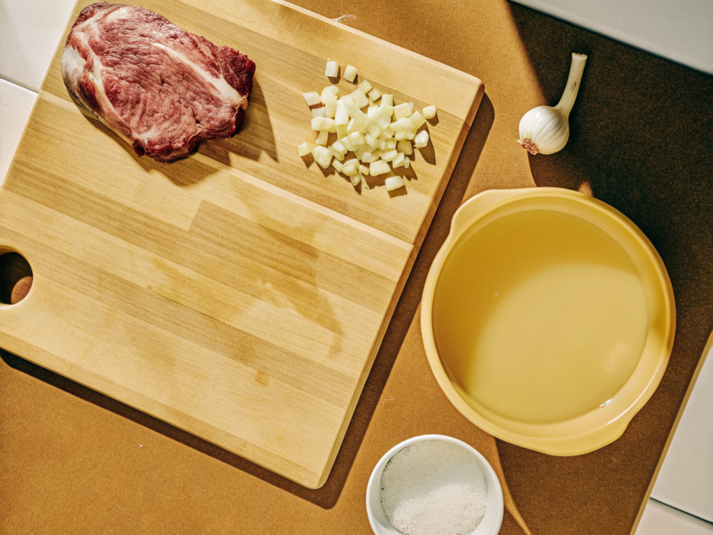 Rinderschmorbraten mit Rotwein aus dem Slow Cooker 2 Zutaten für Rinderschmorbraten mit Rotwein auf einer Küchenarbeitsfläche
