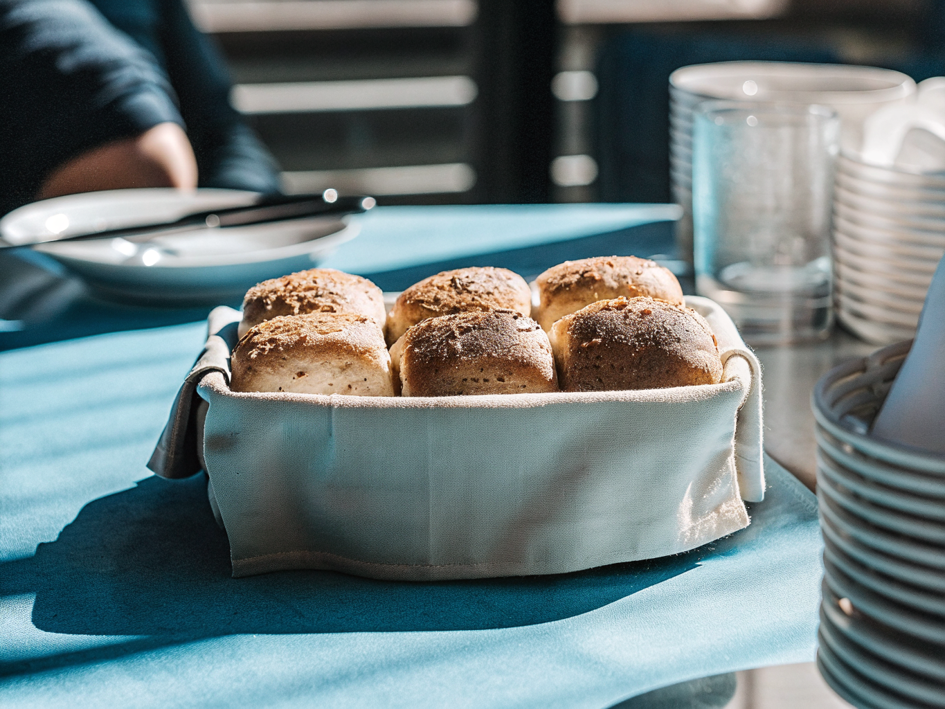 Brötchen ohne Kneten mit langer Teigruhe 1 Acht goldbraune Brötchen mit knuspriger Kruste in einem mit Leinen ausgelegten Brotkorb