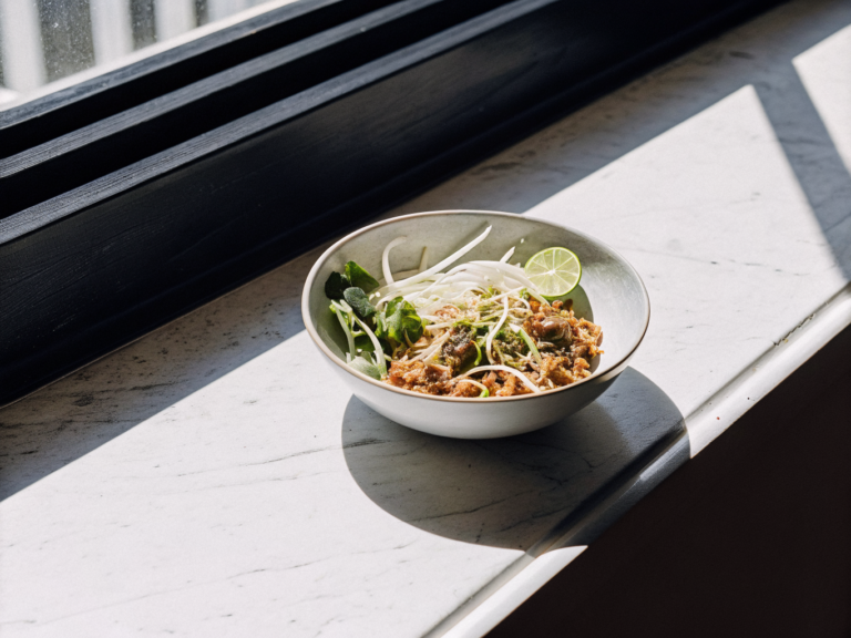 Reisnudelsalat mit Schweinehack, Sojasprossen, Salat und Limettendressing in einer Schüssel