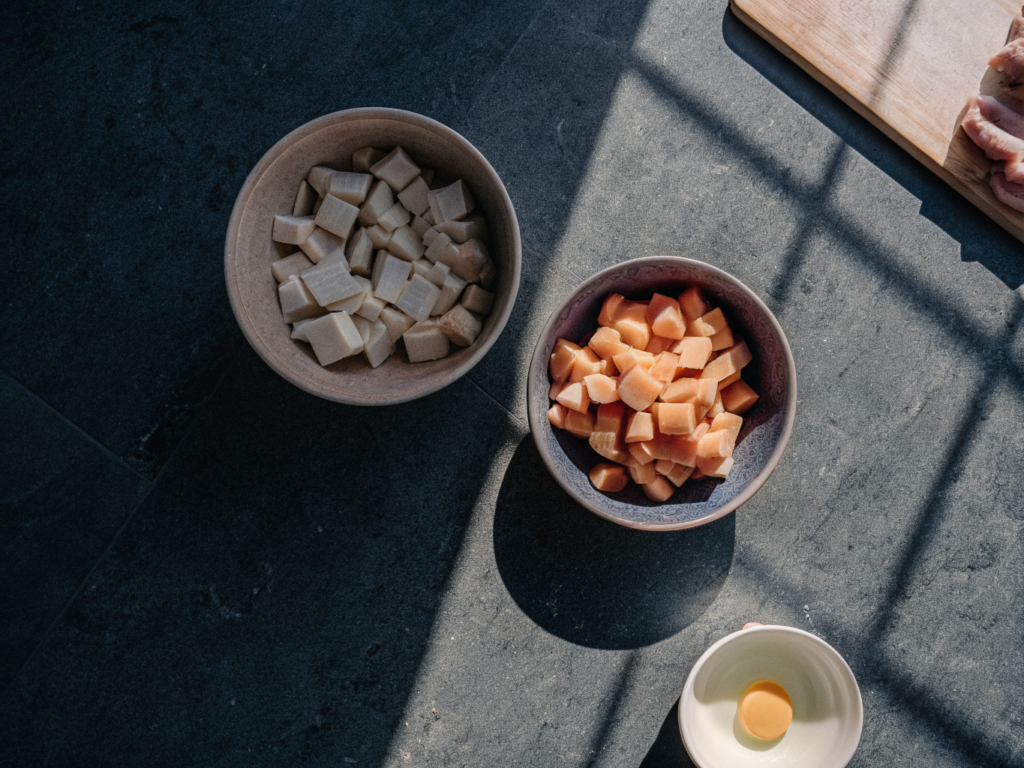 Zutaten für Lammpie mit gewürfeltem Lamm, Kartoffeln, Möhren, Zwiebel und Mürbeteig