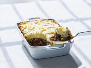 Goldbrauner vegetarischer Shepherd’s Pie mit Kartoffelhaube und sichtbarer Linsen-Gemüse-Füllung