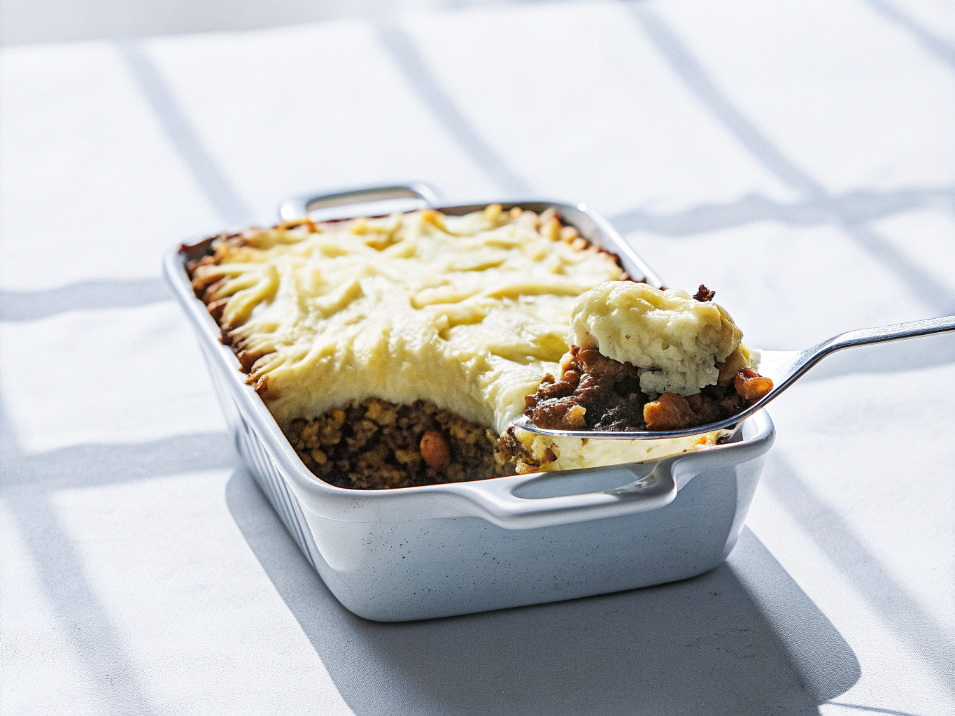 Goldbrauner vegetarischer Shepherd’s Pie mit Kartoffelhaube und sichtbarer Linsen-Gemüse-Füllung