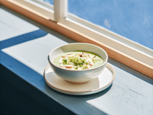 Kalte Erbsensuppe mit Chicorée-Apfel-Salat, Minze und gerösteten Mandeln